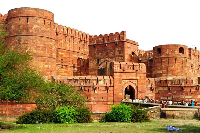 Agra Tourist Places: Top Attractions, Travel Guide & Best Time to Visit (2025)