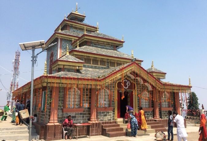 Surkanda Devi Temple Travel Guide 2025: History, Trekking, Nearby Places & Best Time to Visit in Uttarakhand